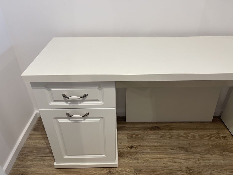 Birou alb, elegant, blat de 140x50cm, sisteme soft-close