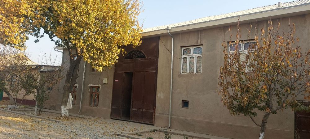 7 xona, 1 ta garaj, 2 ta podvol, 2 etajli yashab turilgan uy. 10 sotix