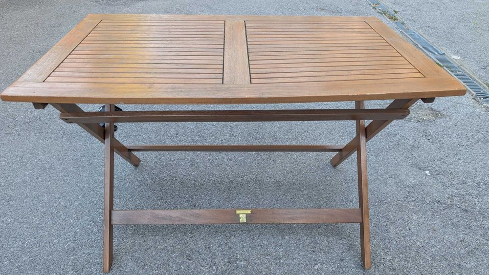 Дървена градинска маса