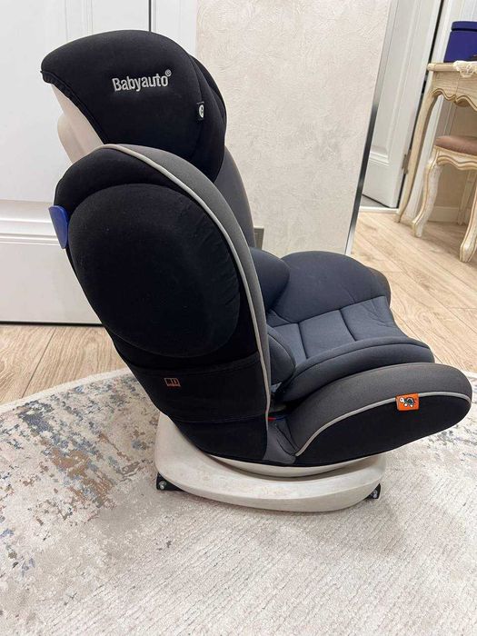 Продам автокресло Babyauto с креплением Isofox