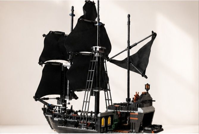 Конструктор корабль из Lego.