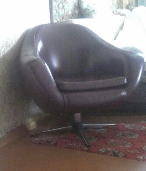 Кресло из искусственной кожи
