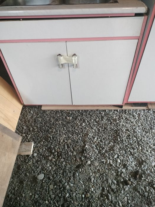 Mobilă de bucătărie second-hand cu mască de chiuvetă și chiuvetă.