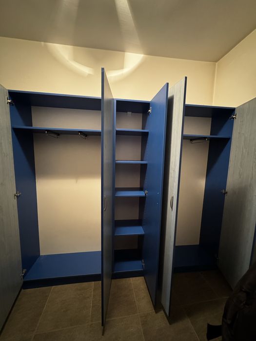 Dulap, rafturi si cuier stare buna