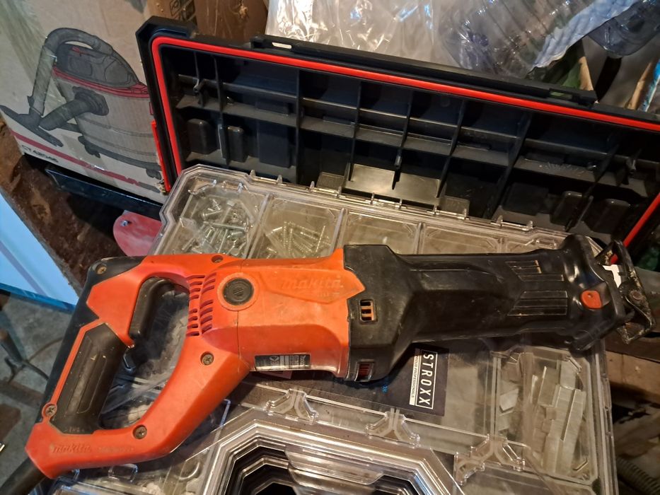 Пила сабельная makita