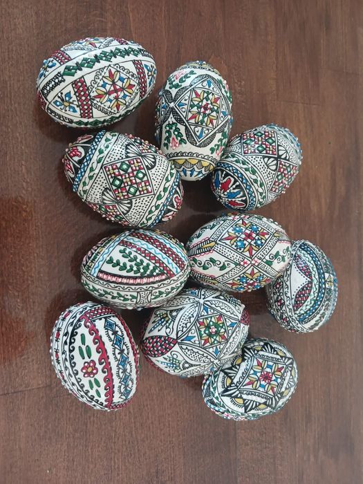 Ouă încondeiate naturale și de lemn