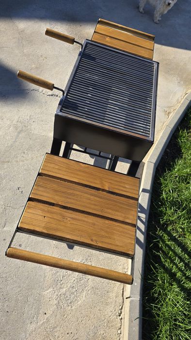 Gratar din fier cu inserții de lemn