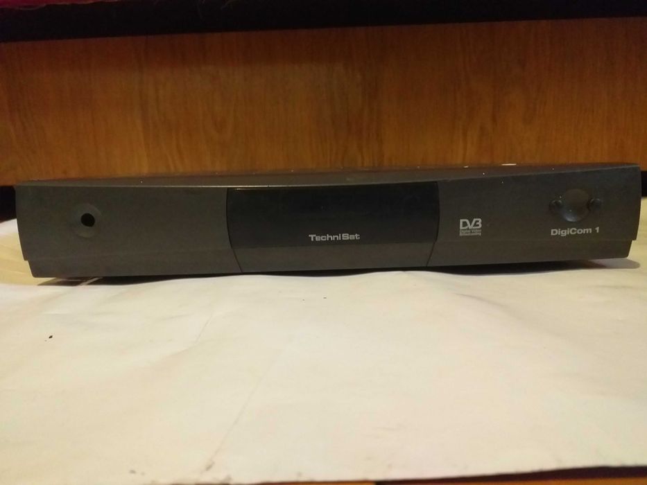 3 receiver/receptor satelit si cablu:STRONG 8106;‐HUMAX F1;Technisat