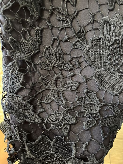 Тъмно синя рокля с дантела