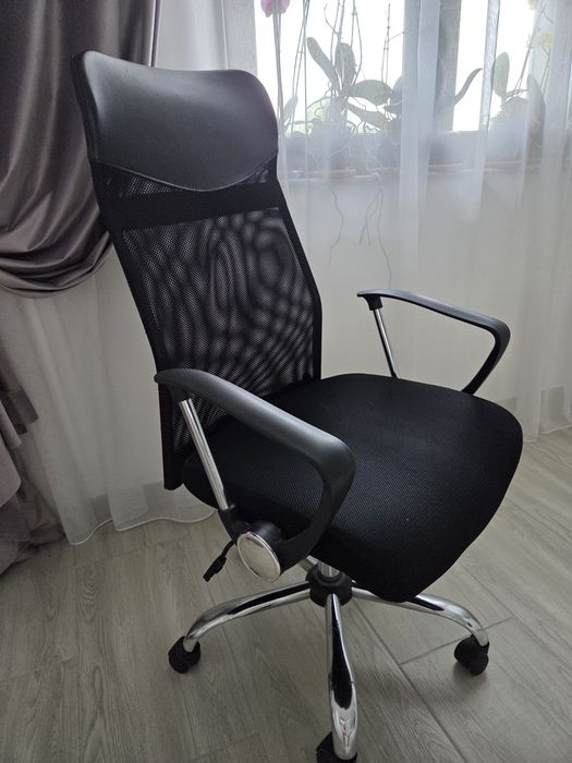 Scaun de birou ergonomic, spătar mesh negru (stare excelentă)
