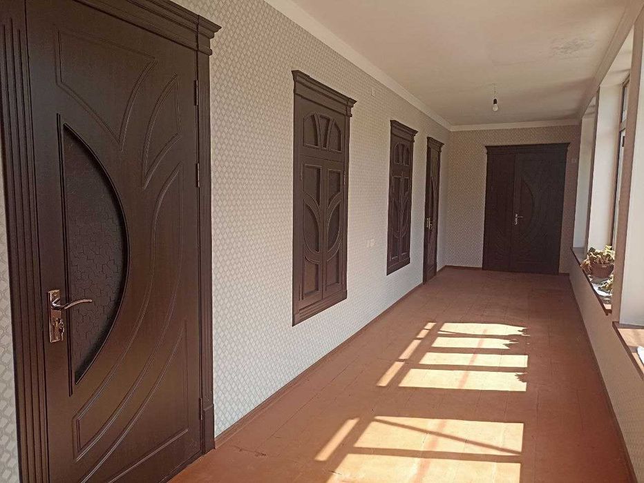 Uy sotiladi. 8 sotih va uy ruparasida 3,5 sotih yeri ham bor.