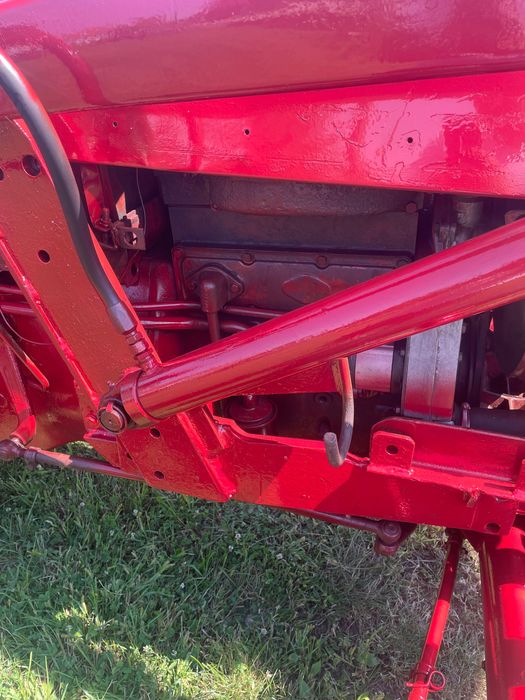 Tractor internațional 523 cu încărcător