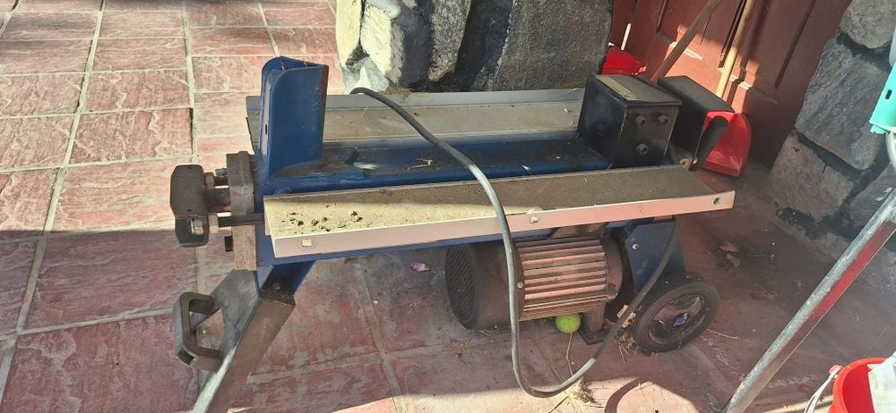 Masina spart lemne electrica