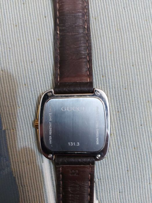 Gucci златист мъжки/дамски часовник – квадратен корпус, кожа каишка