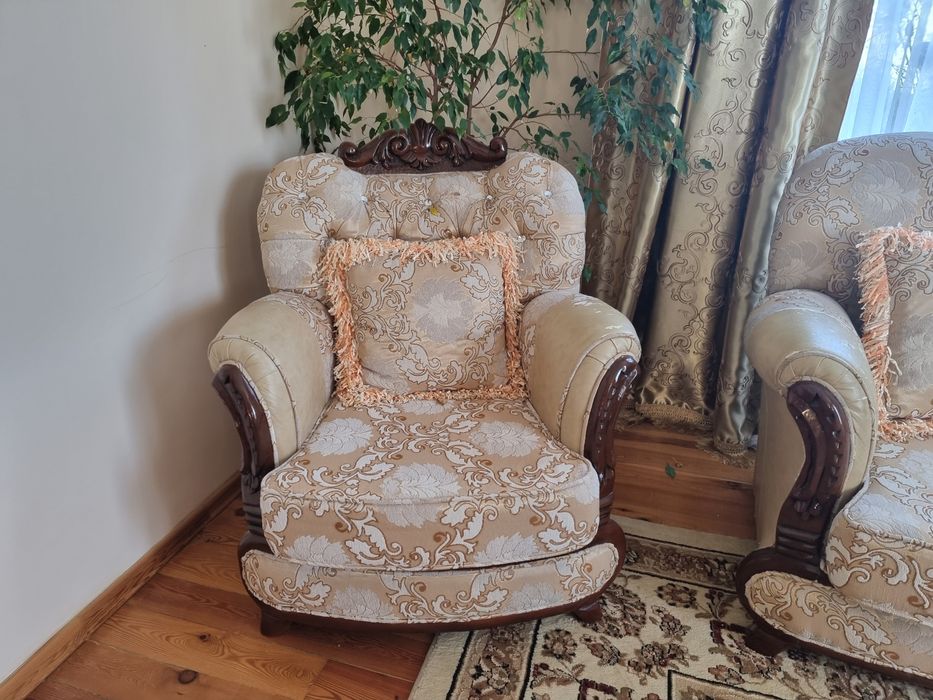 Продам диван и два кресла