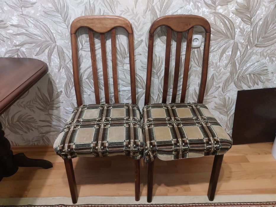 Продам кухонный стол со стульями