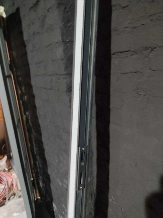 Дверь, алюминиевый корпус. Размер коробки  94,5см * 242см