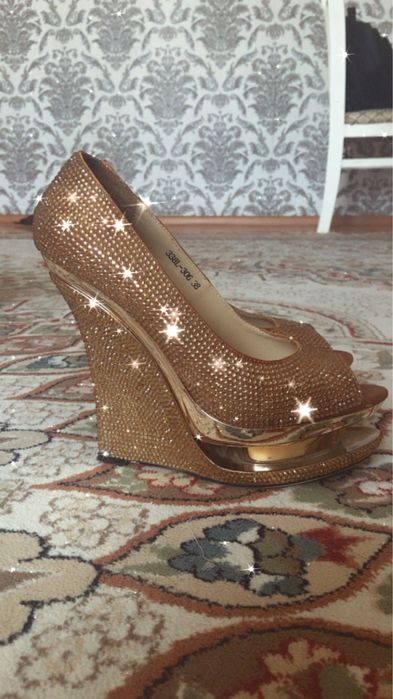 Туфли с золотистыми стразами