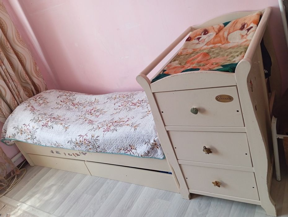 Детская кровать(матрасом) с комодом