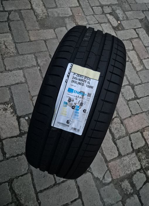 O bucată 245/40 R21 vară - una Pirelli