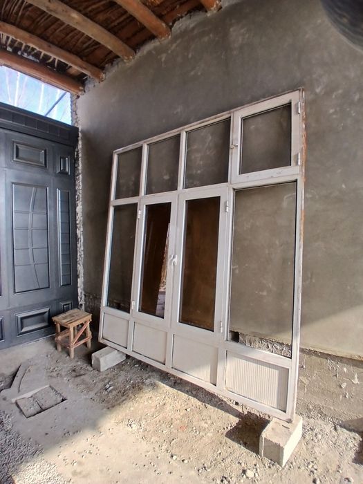 Rom eni/boʻyi  257/277 Eshik eni/boʻyi 257/310 yodiviy oyna 1 qavatli