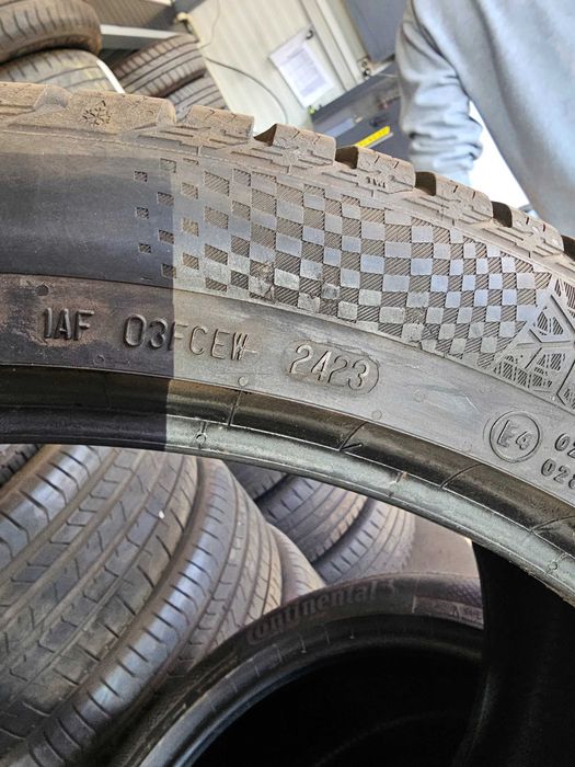 275/40R22 Continental