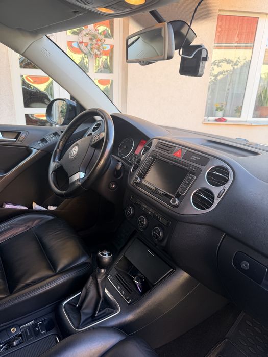 Volkswagen Tiguan 2010 170 cp 4x4 (comenzi pe volan bine intretinuta )