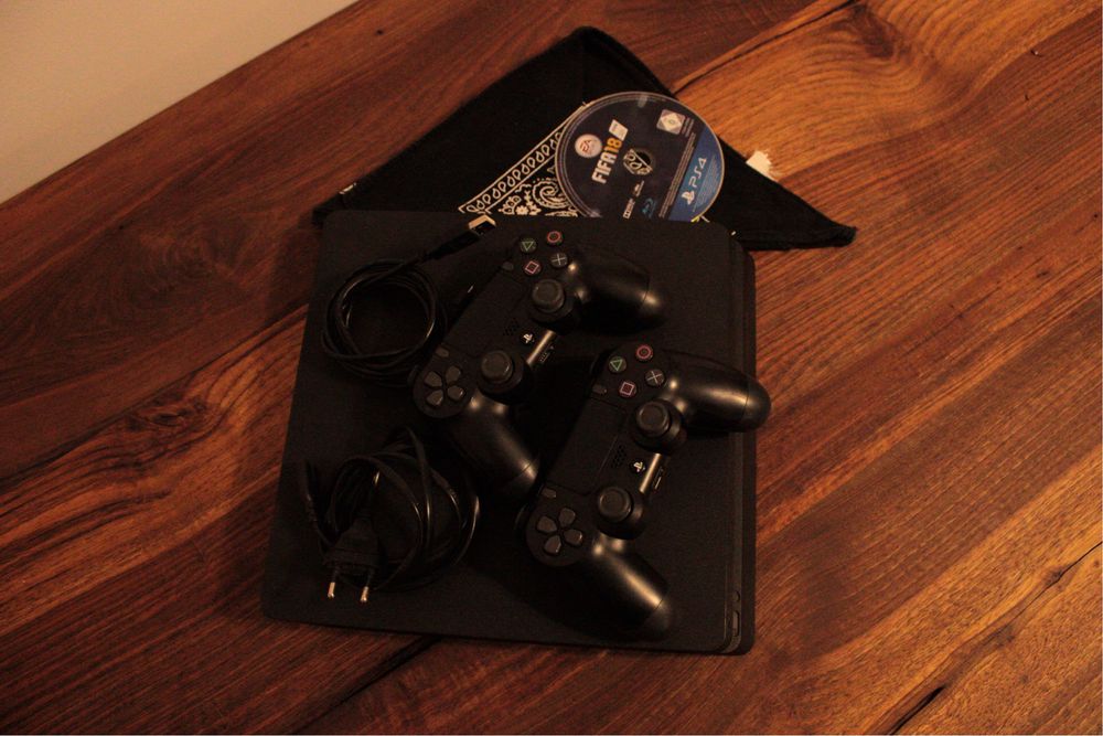 Play Station 4 - 1TB