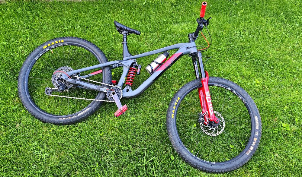 Vand Cube Stereo 170 tm grey n red , marimea L