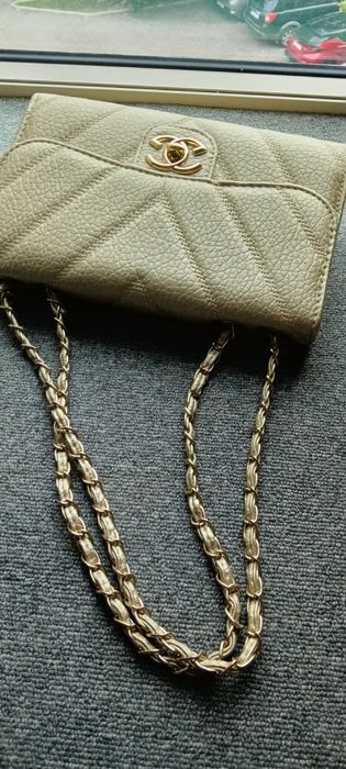 Дамска чанта в златисто с дръжка синджир Модел с капак Златна закопчал