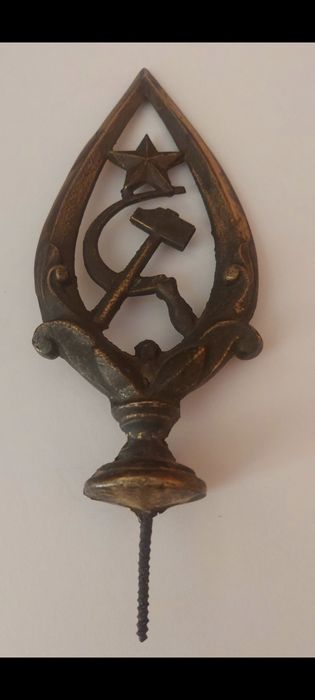 Стар връх на знаме 
и чук


звезда сърп