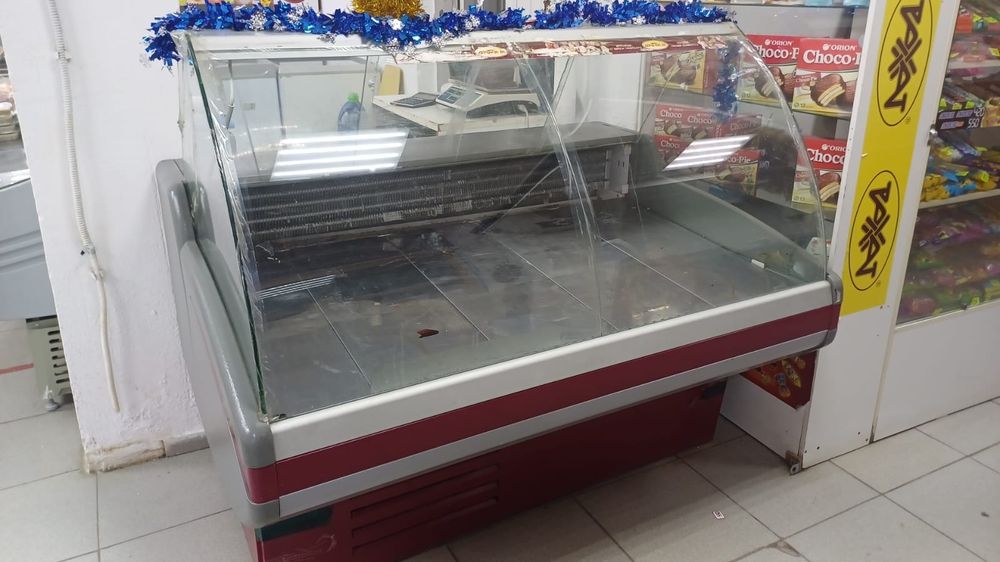Продам холодильную витрину