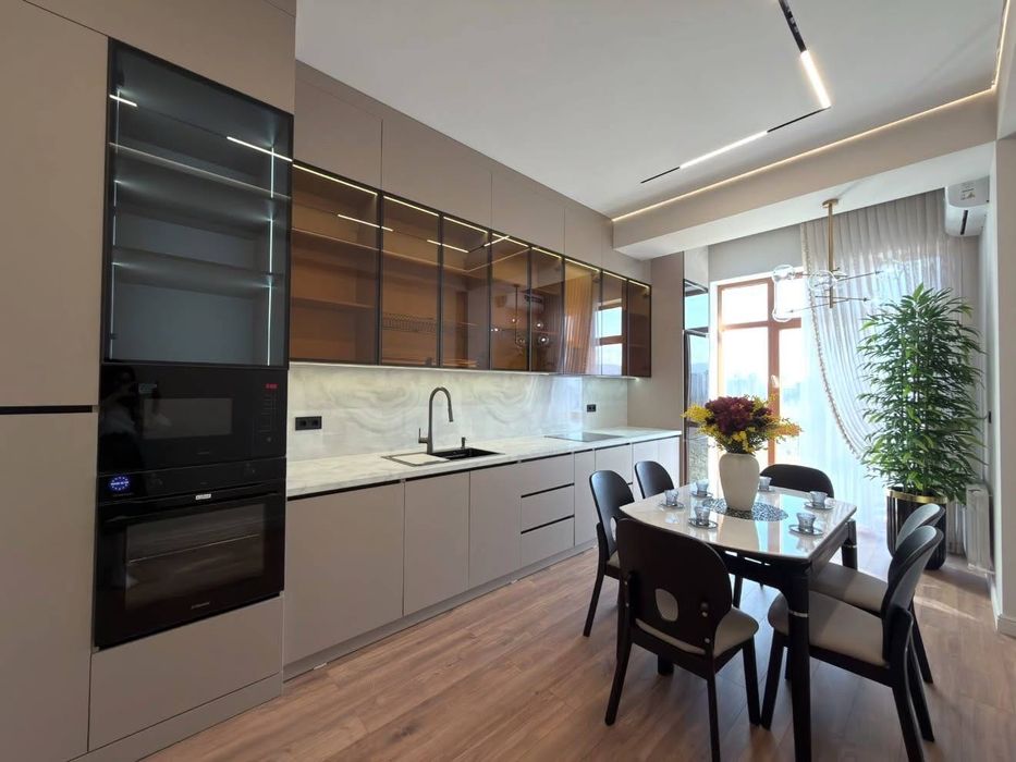 Сдам СРОЧНО  роскошную 3х ком кв-ру в ЖК NRG Oybek ор-р метро Айбек Р5