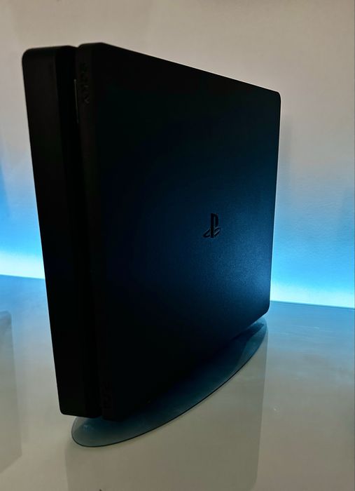 PS4 Slim aproape nou, la cutie | două manete și 3 jocuri incluse