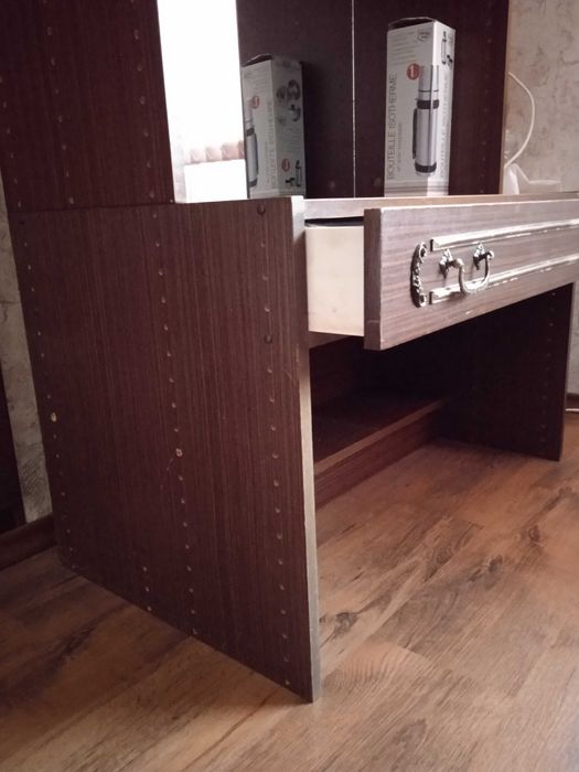 Тоалетка с огледало, масичка и чекмедже