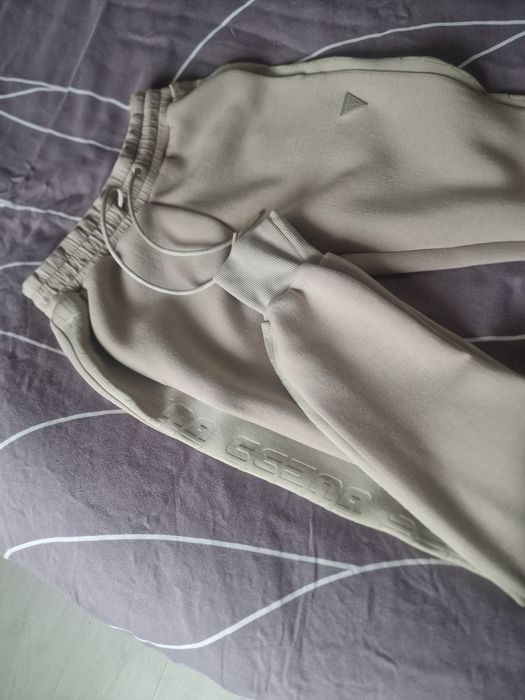 Продавам долнище GUESS