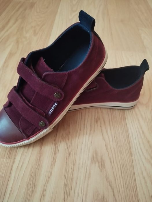 Teniși nr. 34, disponibile 2 perechi