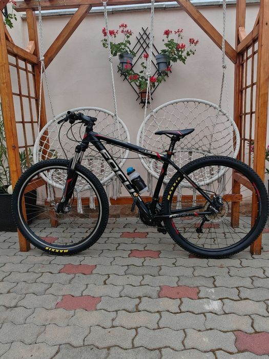 Vând bicicleta FOCUS WHISTLER 29 R, frâne hidraulice, roti 29,perfecta stare 27 viteze cadru aluminiu.