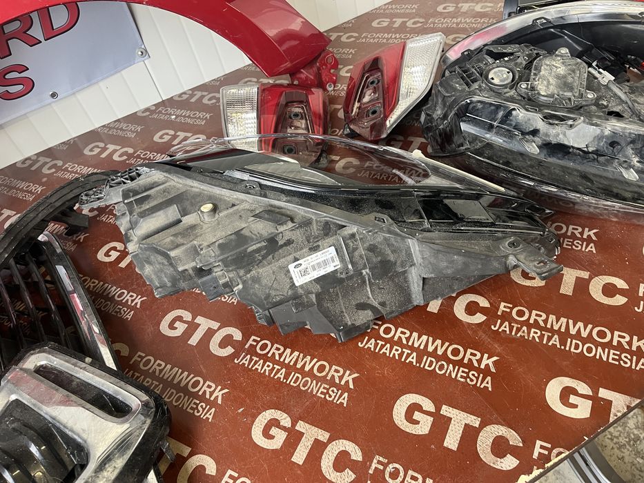 2 броя ляв и 1 брой десен фар Ford Puma