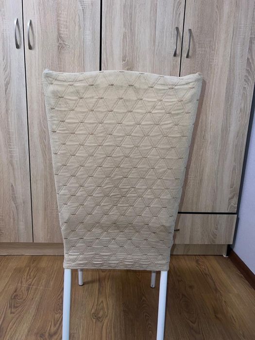 Продам стулья с чехлами.