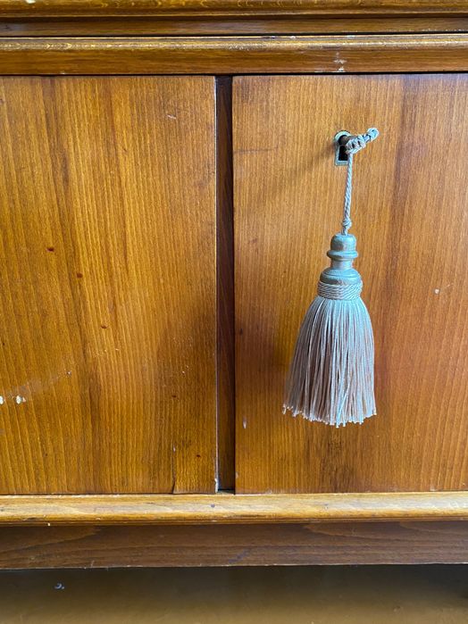 Румынский книжный стеллаж