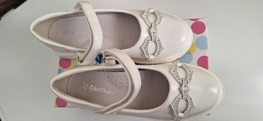 2 пары туфлей на девочку