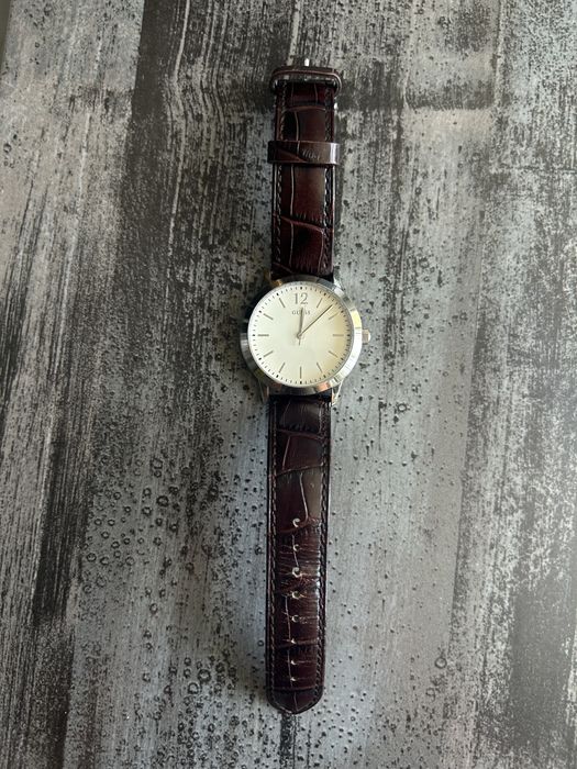 Часовник Guess.