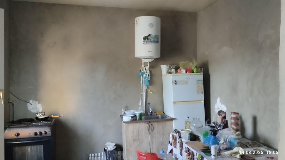 Uy sotiladi nazarbek turistonda 2 sotih 3 hona 80 foiz bitgan