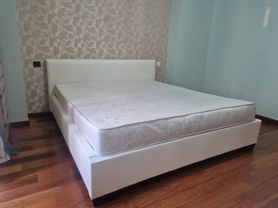 Двуспальная кровать и матрас 180×200 в,идеале