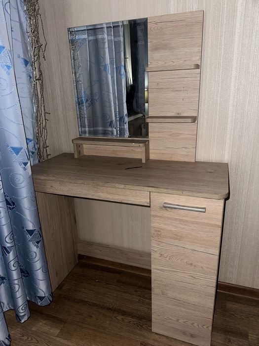 Продам дамский столик