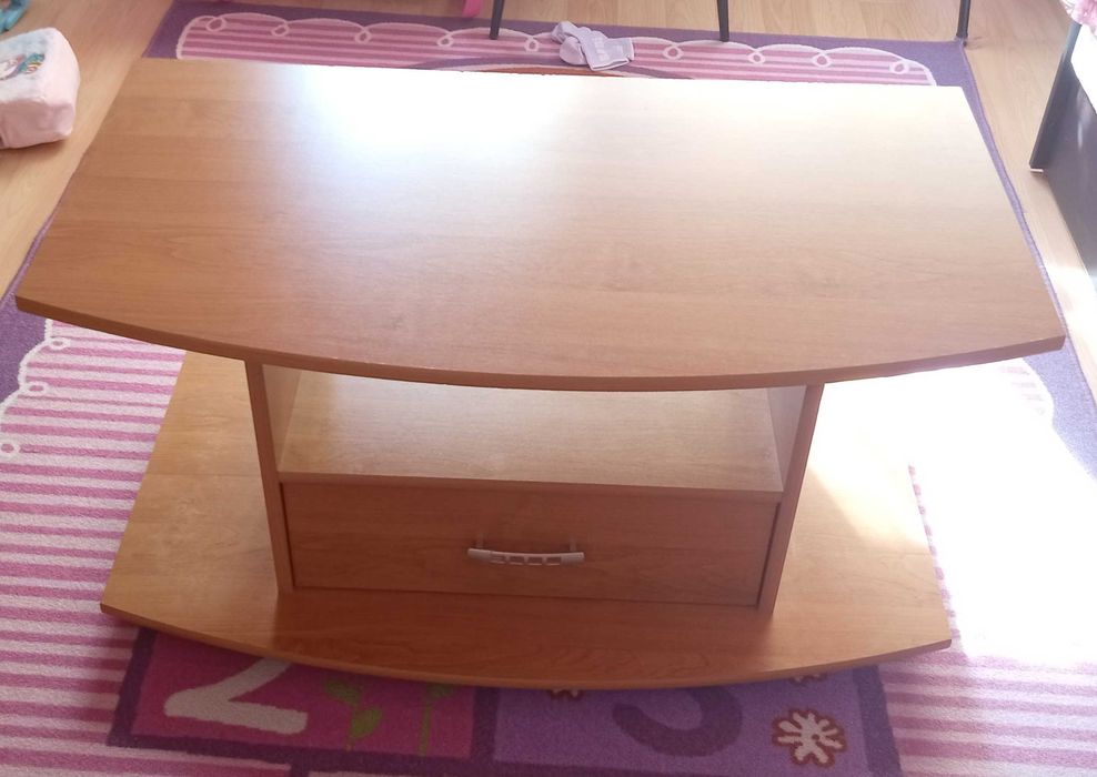 Маса за телевизор с чекмедже, на колелца