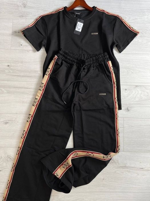 Compleu Guess 
Marimi : M L
Pret : 280 lei