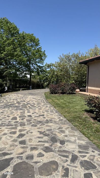 Casă rezidențială cu piscină și garaj, 7 camere