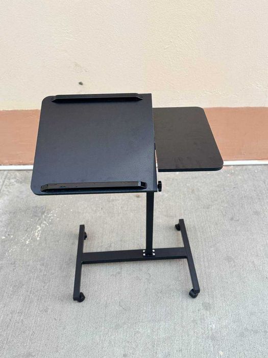 Ноутбук поставках. Столик для ноутбука
